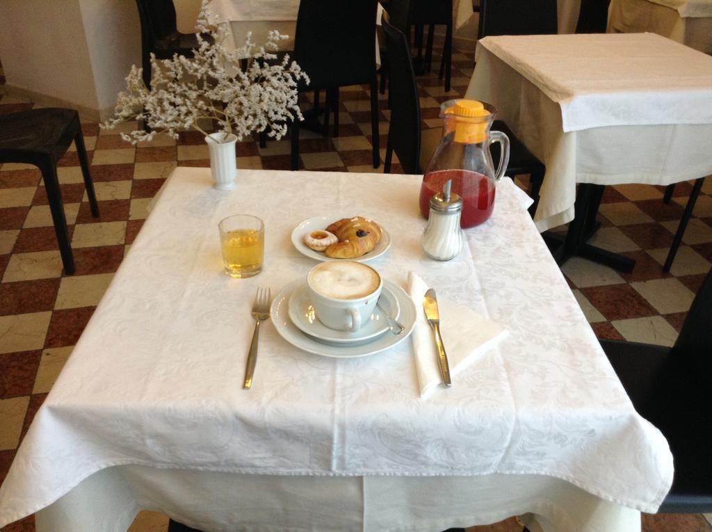 Albergo Giugni Prato  Buitenkant foto