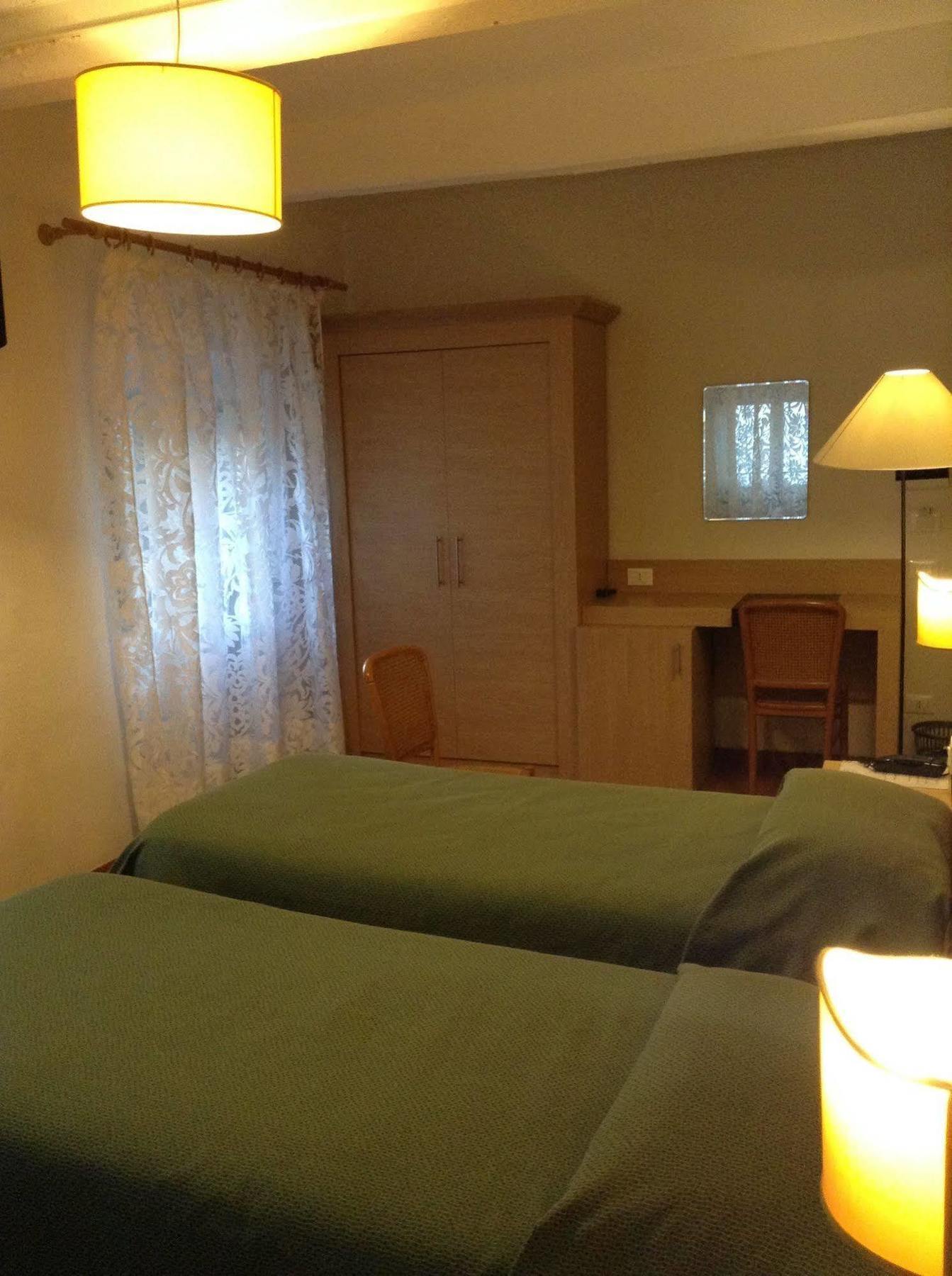 Albergo Giugni Prato  Buitenkant foto